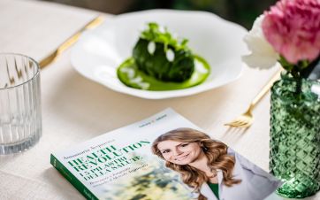 Image of a table with a healthy meal and a health guidance book by Dr Annamaria Acquaviva