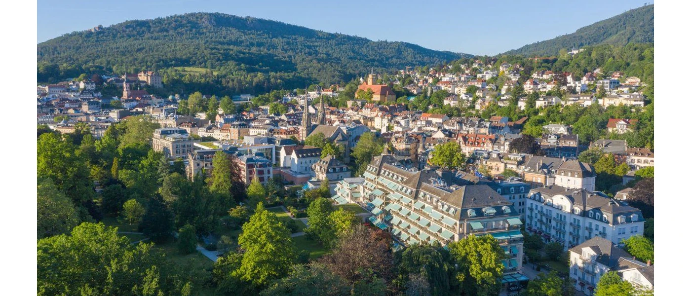Multi-storey Brenners-Park Hotel & Spa, surrounded by greenery and the city of Baden-Baden