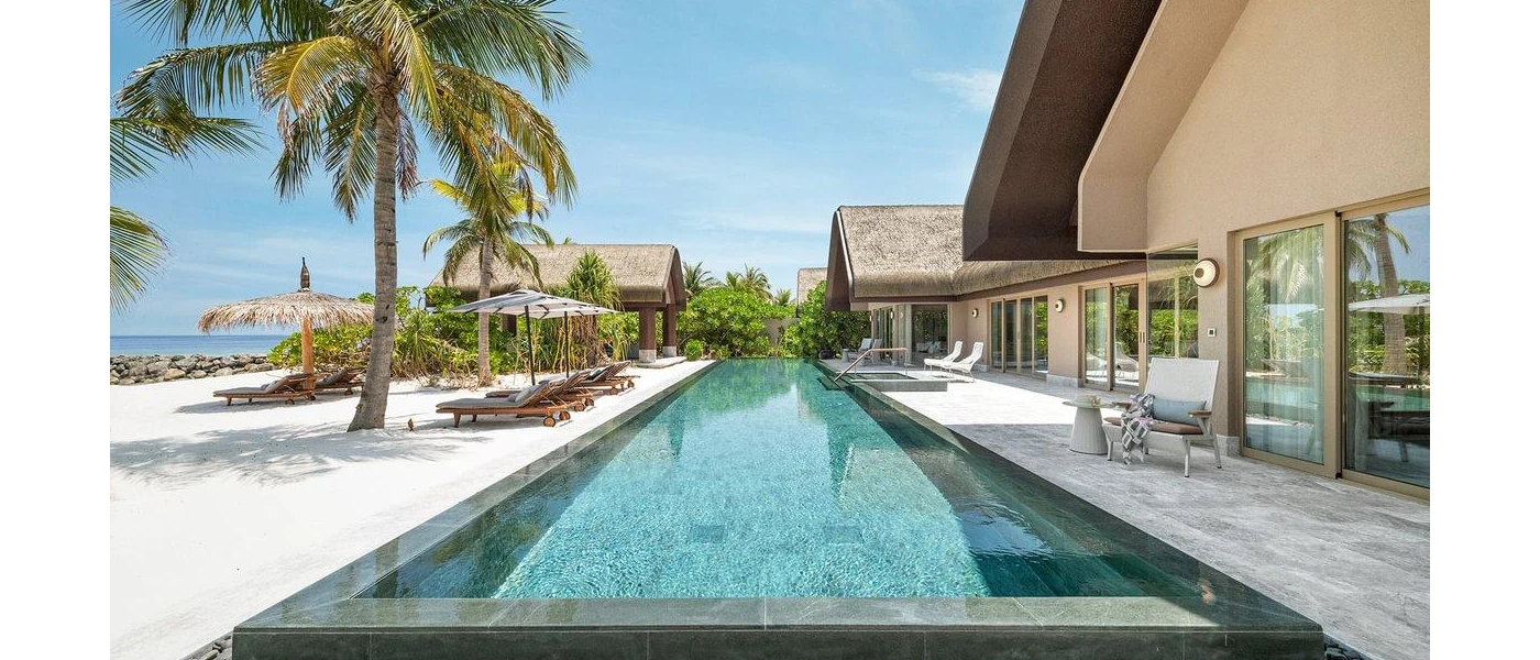 Rectangular beachfront swimming pool, with a sunny terrace furnished with cushioned loungers