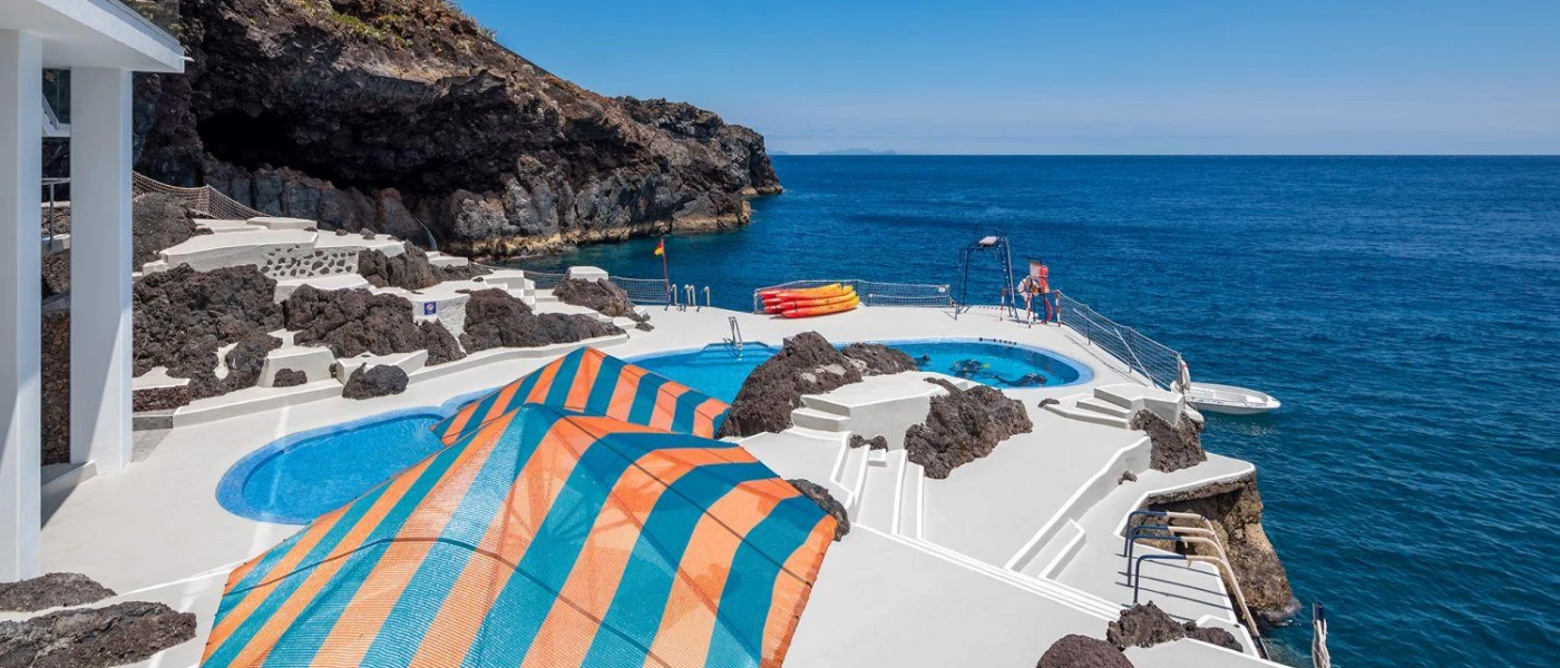 Angular swimming in a white terrace with direct sea access and surrounding clifftop